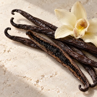 Vainas de vainilla de Papúa Nueva Guinea y una flor de vainilla